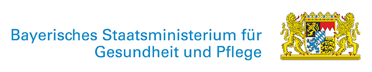 Schriftzug des Bayerisches Staatsministerium für Gesundheit und Pflege mit dem bayerischen Staatswappen gerahmt von zwei Löwen