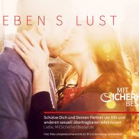 Das Hauptmotiv zeigt ein sich küssendes Paar im Licht vor Sonnenstrahlen mit der Schrift "Leben s Lust" (wie: Lebenslust oder Leben ist Lust) (362 kB, JPG-Datei)