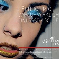 Motiv 2 zeigt ein geschminktes Mädchen mit goldenen Lippen und blauen Lidschatten, blickt nach unten. Dazu der Spruch "Hätte ich mich darauf wirklich einlassen sollen?" (477 kB, JPG-Datei)