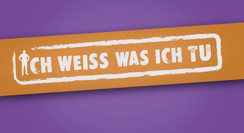 Auf einem gelben Banner vor violettem Hintergrund befindet sich ein weißer Stempel mit der Aufschrift "ICH WEISS WAS ICH TU". Das erste "I" hat eine menschliche Gestalt.