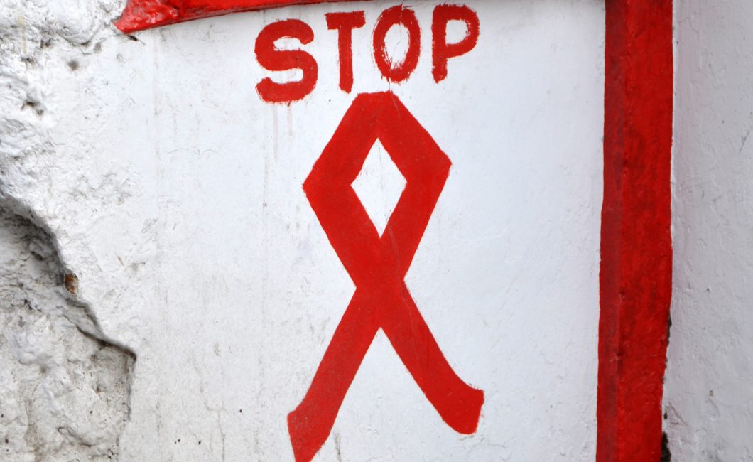 Auf Wand gemalter Red-Ribbon - Symbol für den Kampf gegen AIDS & HIV-Outing