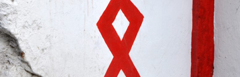 Auf Wand gemalter Red-Ribbon - Symbol für den Kampf gegen AIDS & HIV-Outing