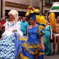 Feiernde im Dirndl auf dem CSD in München