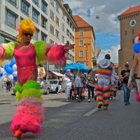 Feiernde in bunten Kostümen auf dem CSD in München