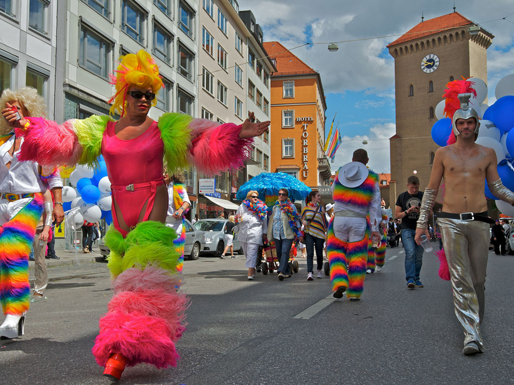 Feiernde in bunten Kostümen auf dem CSD in München