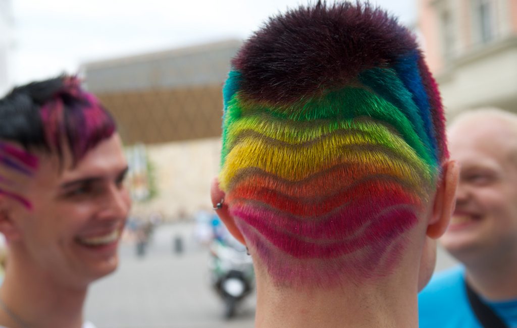 Regenbogenfarben im Haar eines CSD Teilnehmers