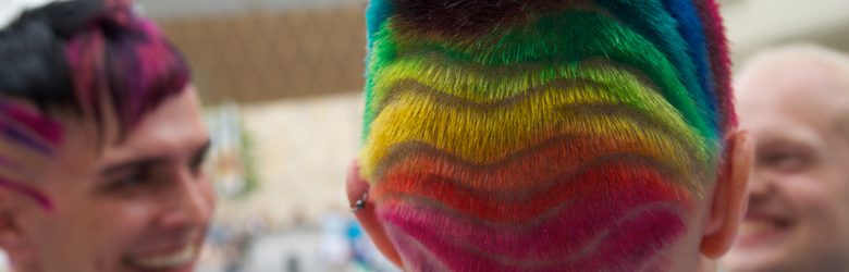 Regenbogenfarben im Haar eines CSD Teilnehmers