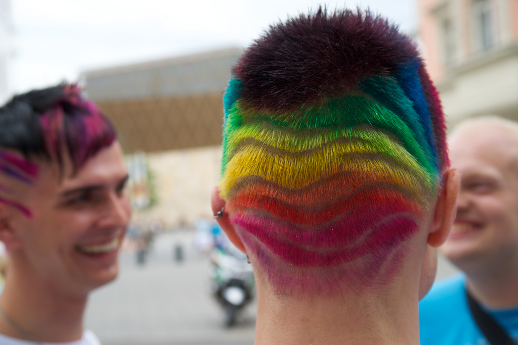 Regenbogenfarben im Haar eines CSD Teilnehmers