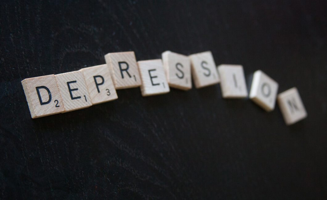Scrabble Lettern ergeben das Wort "Depression"