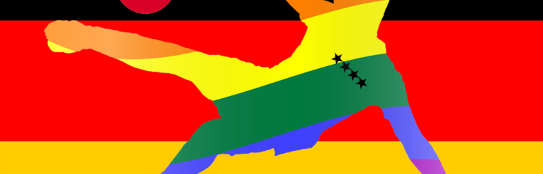 Silhouette eines Fussballspieler mit Regenbogenfarben auf Deutschlandfahne mit russischen Fussball