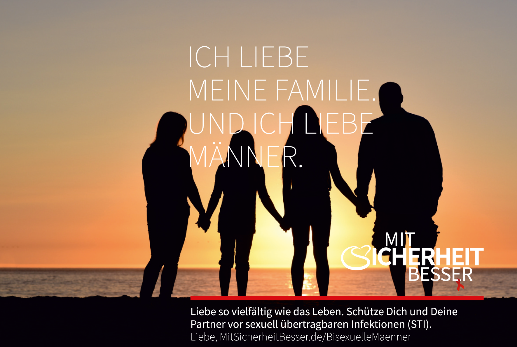 Silhouette einer Familie vor Sonnenuntergang an Strand stehend