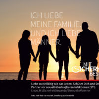 Silhouette einer Familie vor Sonnenuntergang an Strand stehend