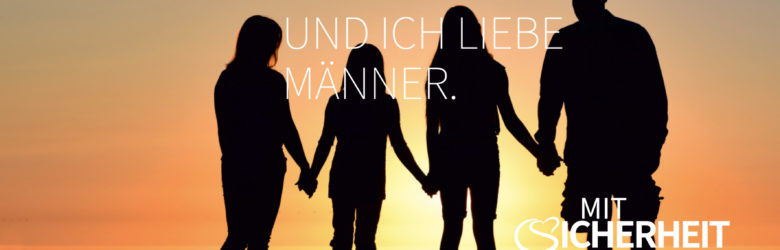 Silhouette einer Familie vor Sonnenuntergang an Strand stehend