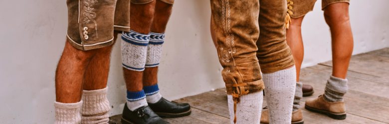 Mehrere Männerbeine in Lederhosen und Wadenstrümpfen.