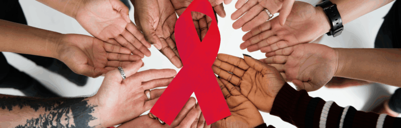 Viele Hände hälten eine Aids-Schleife