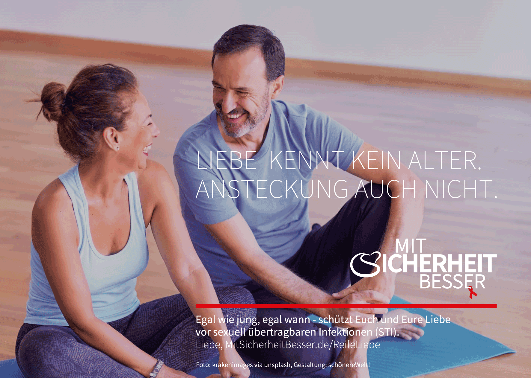 Älteres Pärchen sitzt lachend auf Yogamatte